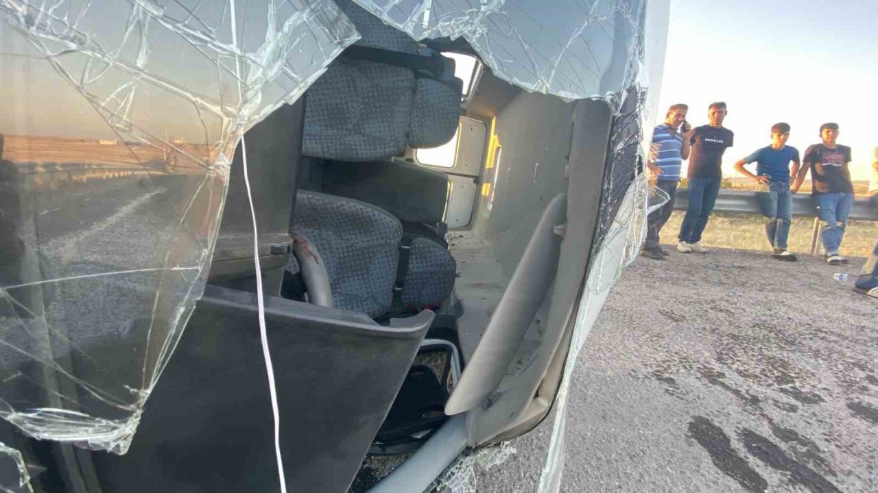 Tekstil işçilerini taşıyan minibüs ile otomobil çarpıştı: 7 yaralı