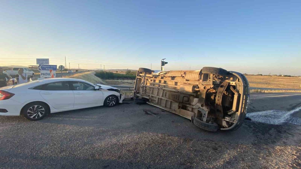 Tekstil işçilerini taşıyan minibüs ile otomobil çarpıştı: 7 yaralı