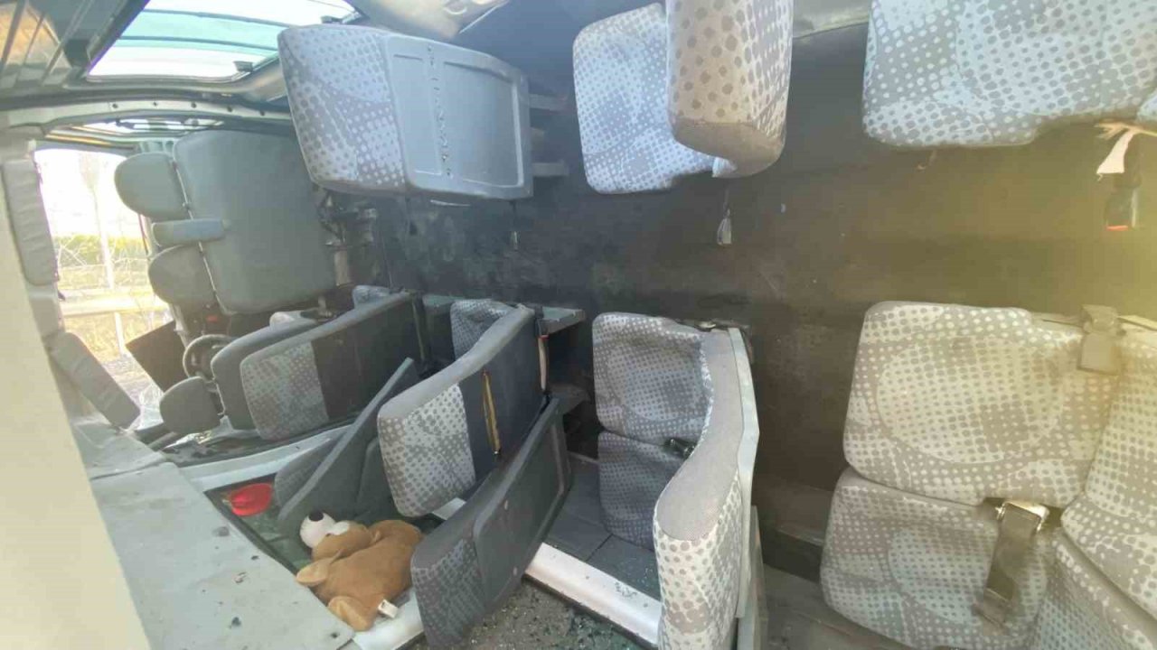 Tekstil işçilerini taşıyan minibüs ile otomobil çarpıştı: 7 yaralı