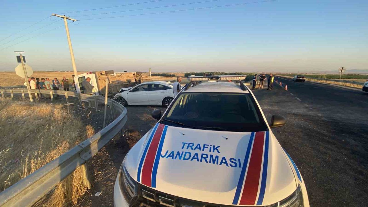 Tekstil işçilerini taşıyan minibüs ile otomobil çarpıştı: 7 yaralı