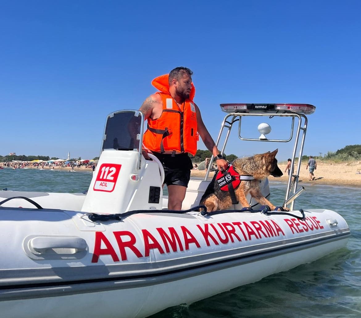 Ezine’de boğulma vakalarına karşı K9 köpeği Leydi ve dalgıçlar iş başında