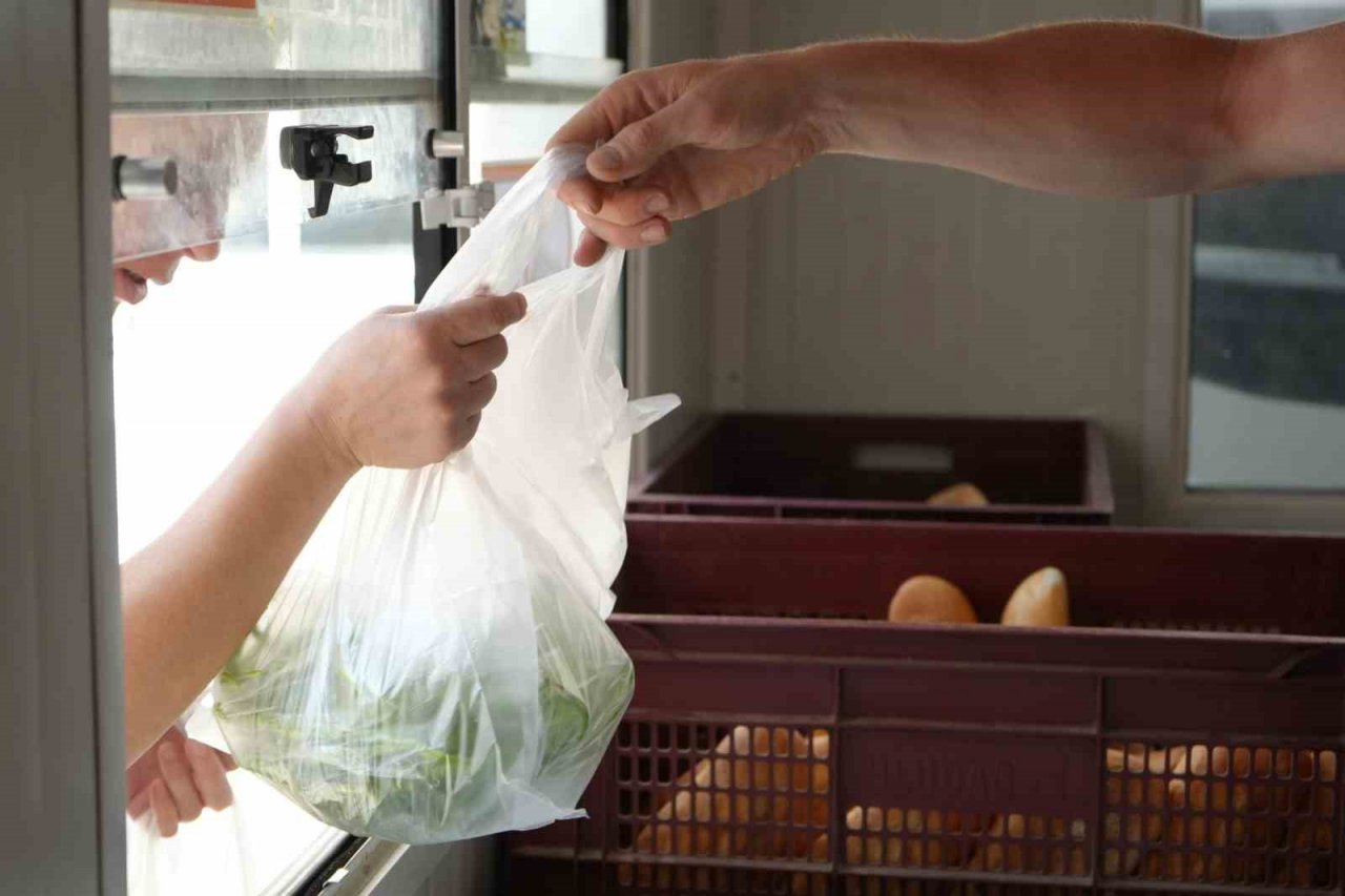 Gemlik Belediyesi kendi seralarında üretiyor, yarı fiyatına satıyor