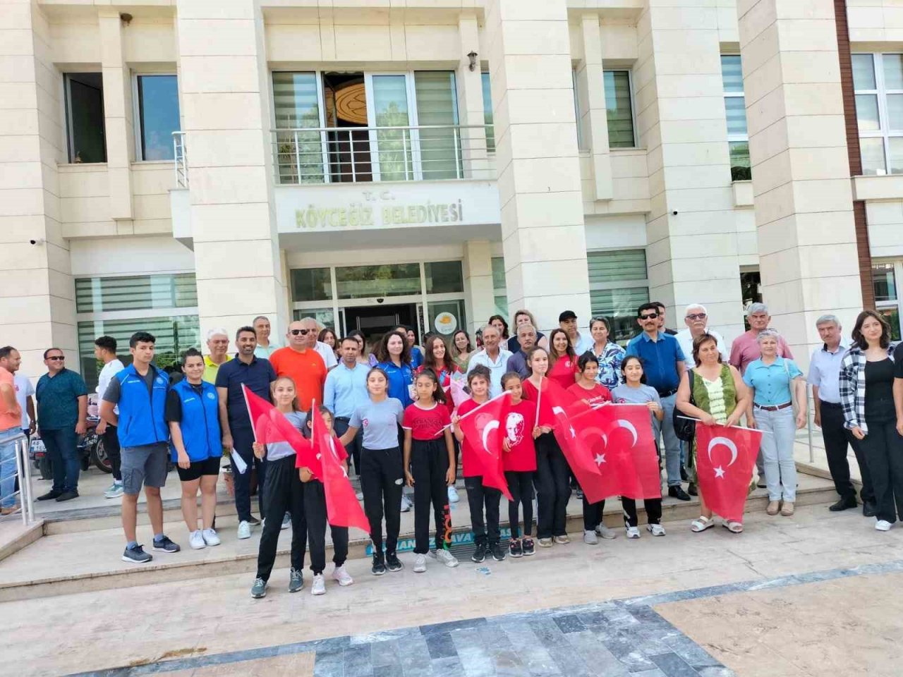 Güreşte Avrupa üçüncüsü olan İlyasoğlu, Köyceğiz’de çiçeklerle karşılandı