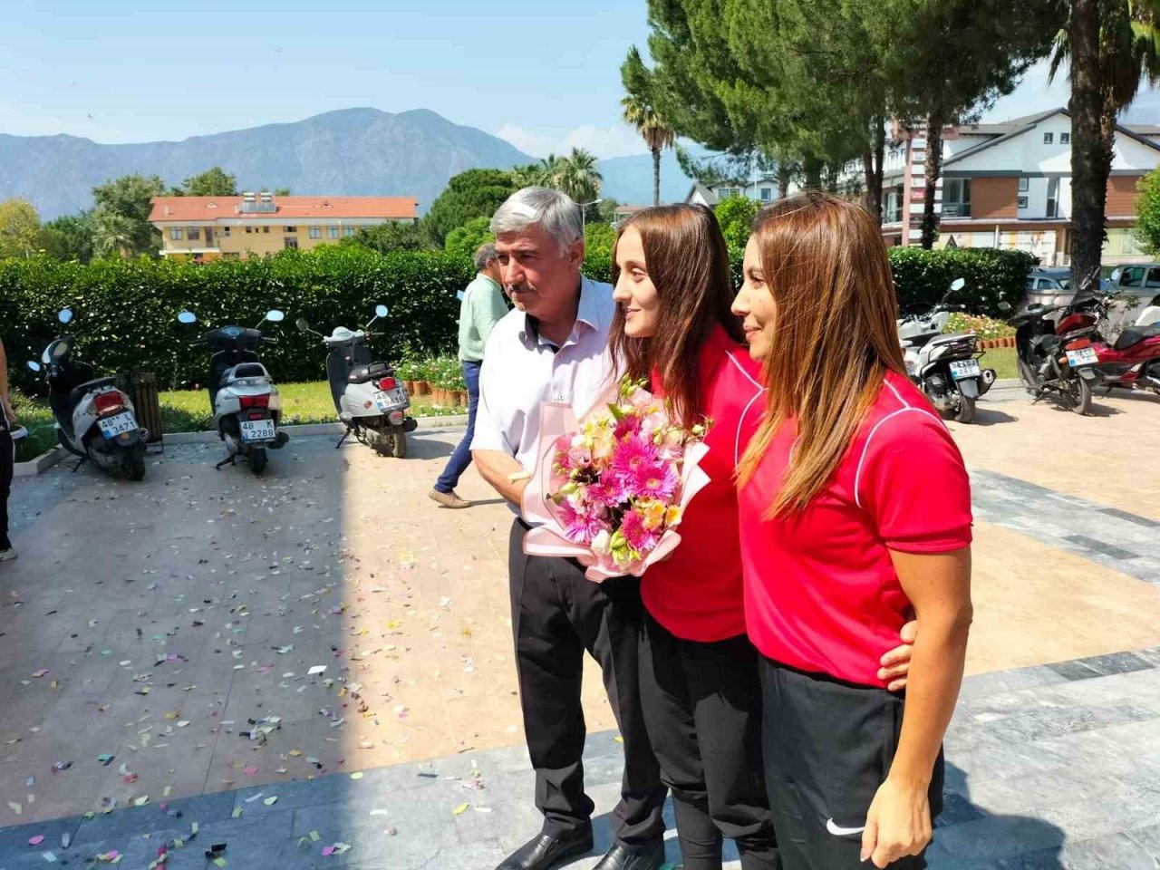 Güreşte Avrupa üçüncüsü olan İlyasoğlu, Köyceğiz’de çiçeklerle karşılandı