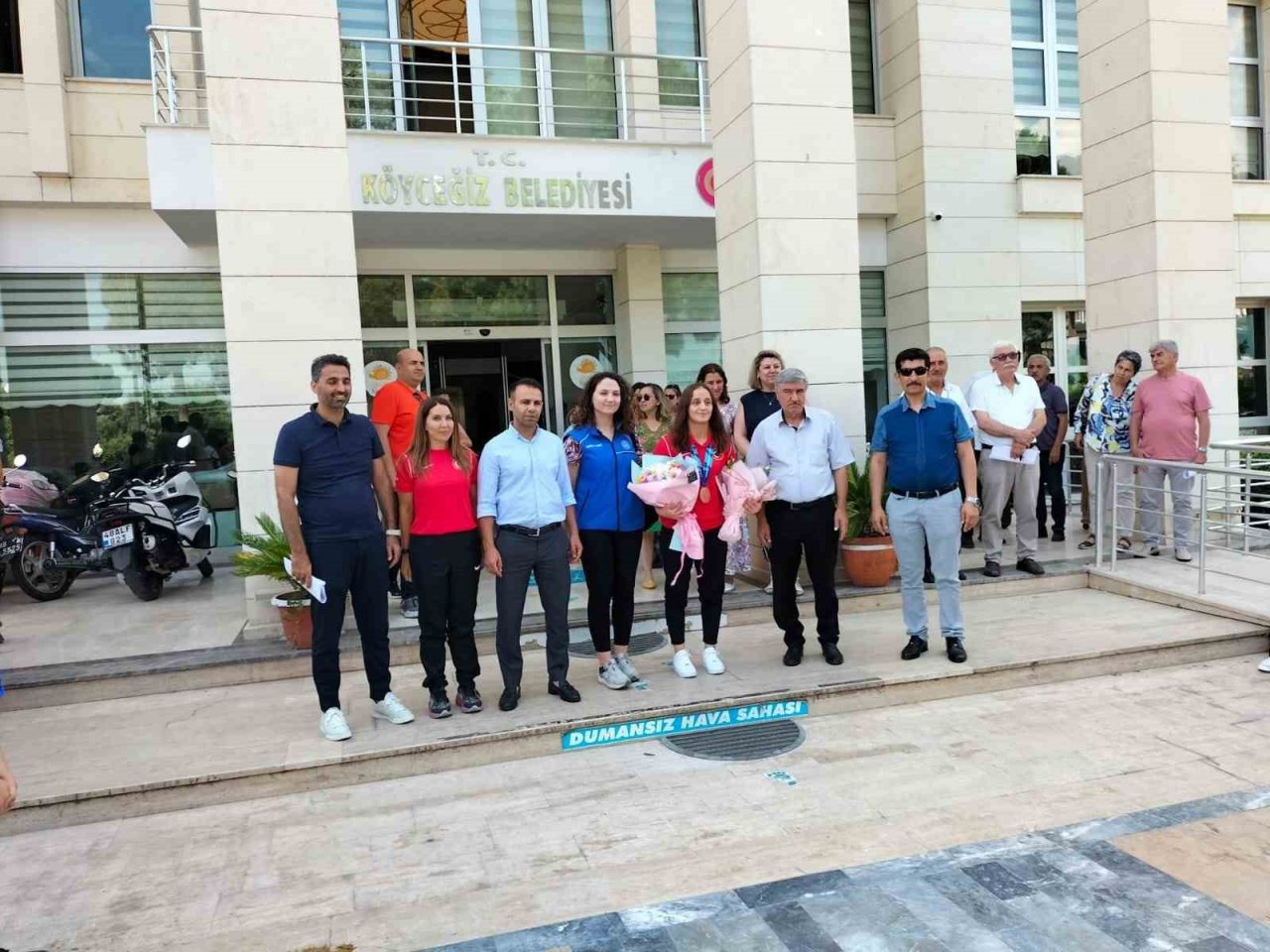 Güreşte Avrupa üçüncüsü olan İlyasoğlu, Köyceğiz’de çiçeklerle karşılandı