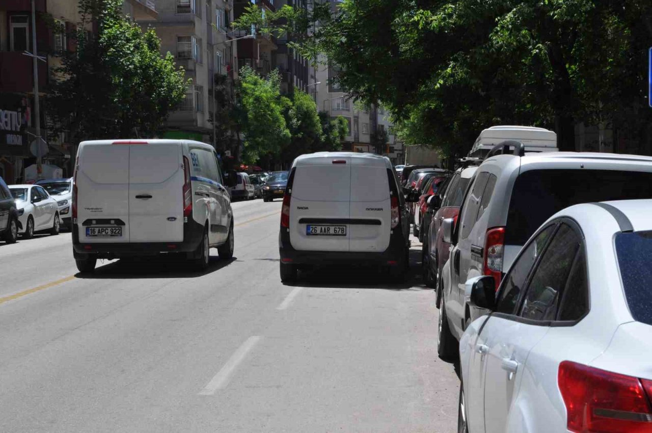 Mobilyacıların yoğun olduğu caddede otopark sıkıntısı yaşanıyor