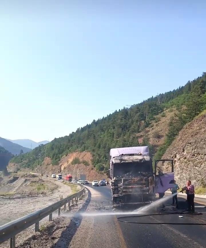 Kastamonu’da seyir halindeki tır alev alev yandı