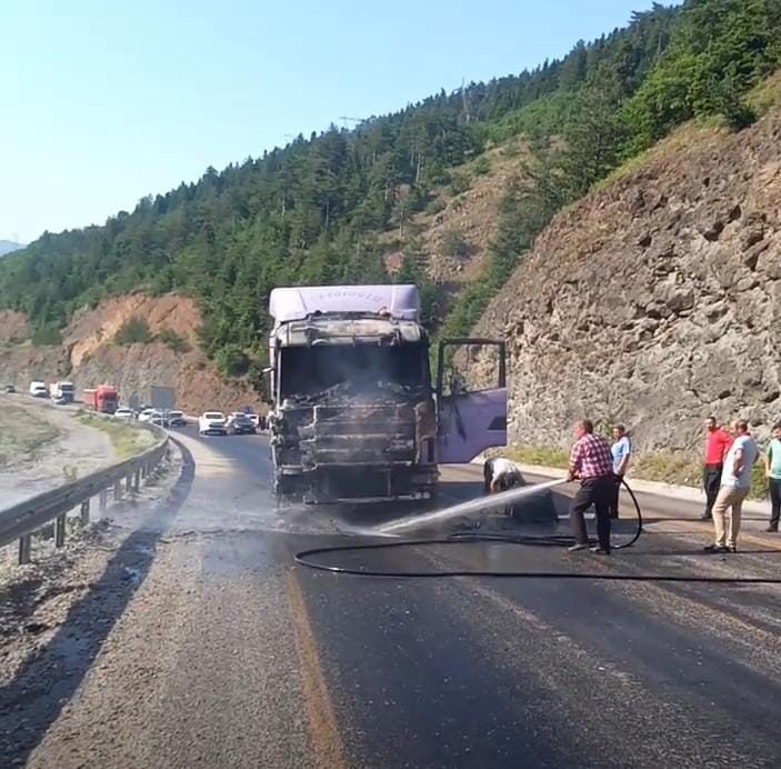 Kastamonu’da seyir halindeki tır alev alev yandı