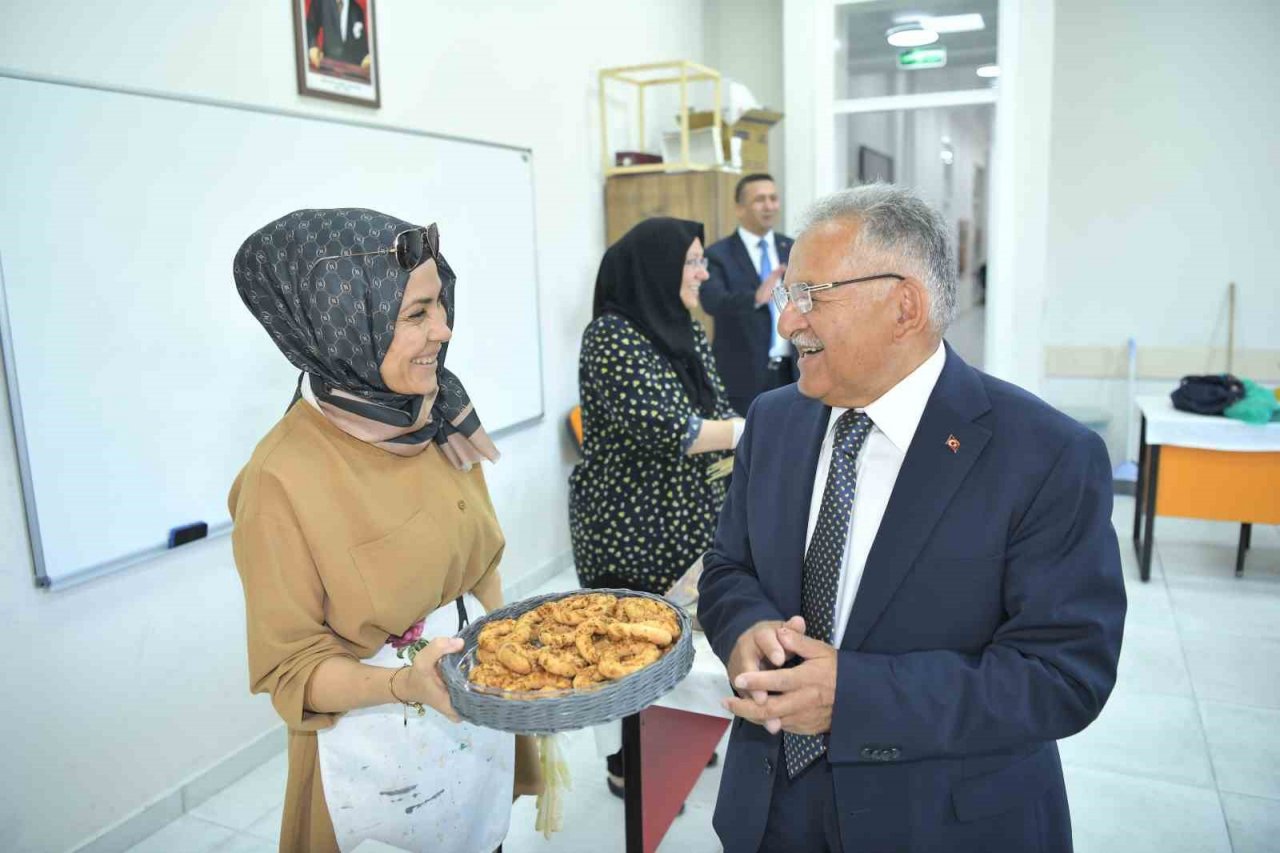 Büyükkılıç, Talas Sosyal Yaşam Merkezi’nde Kadın Kursiyerlerle Buluştu