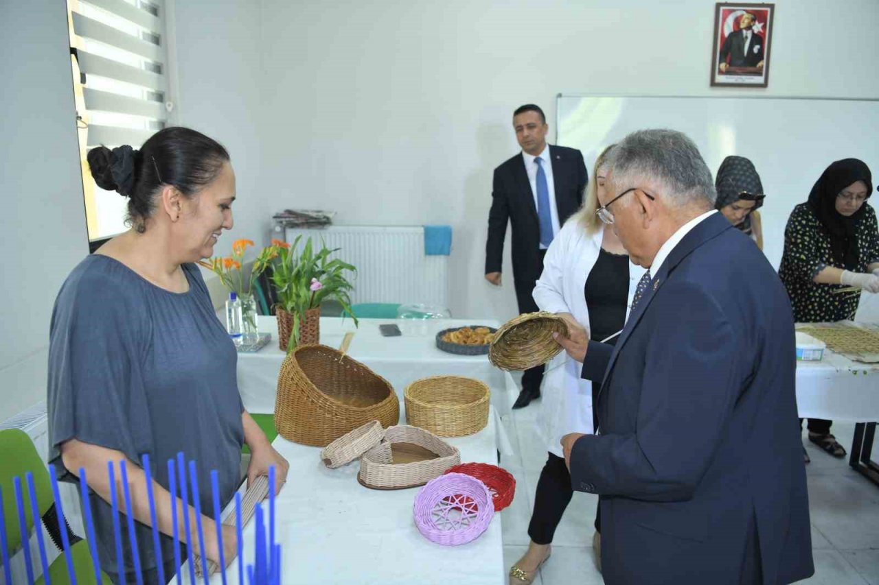 Büyükkılıç, Talas Sosyal Yaşam Merkezi’nde Kadın Kursiyerlerle Buluştu