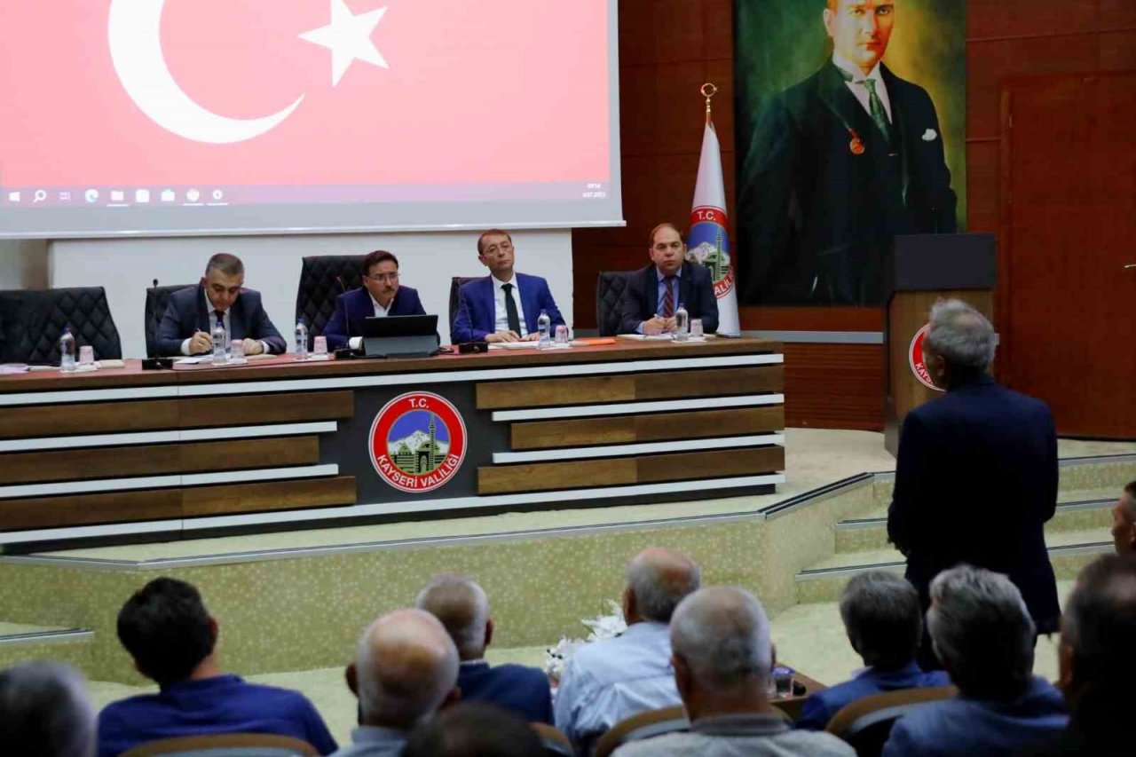 Vali Çiçek, muhtarlarla bir araya geldi