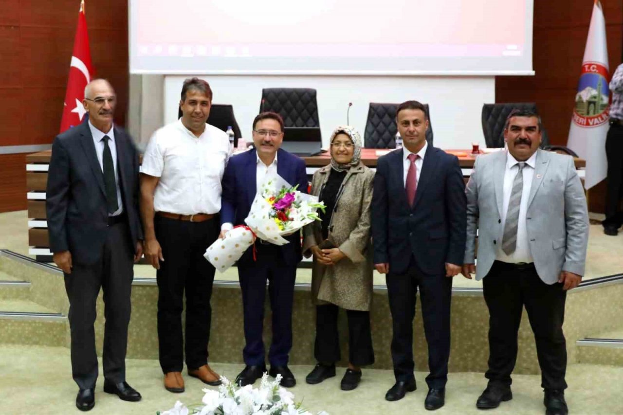 Vali Çiçek, muhtarlarla bir araya geldi