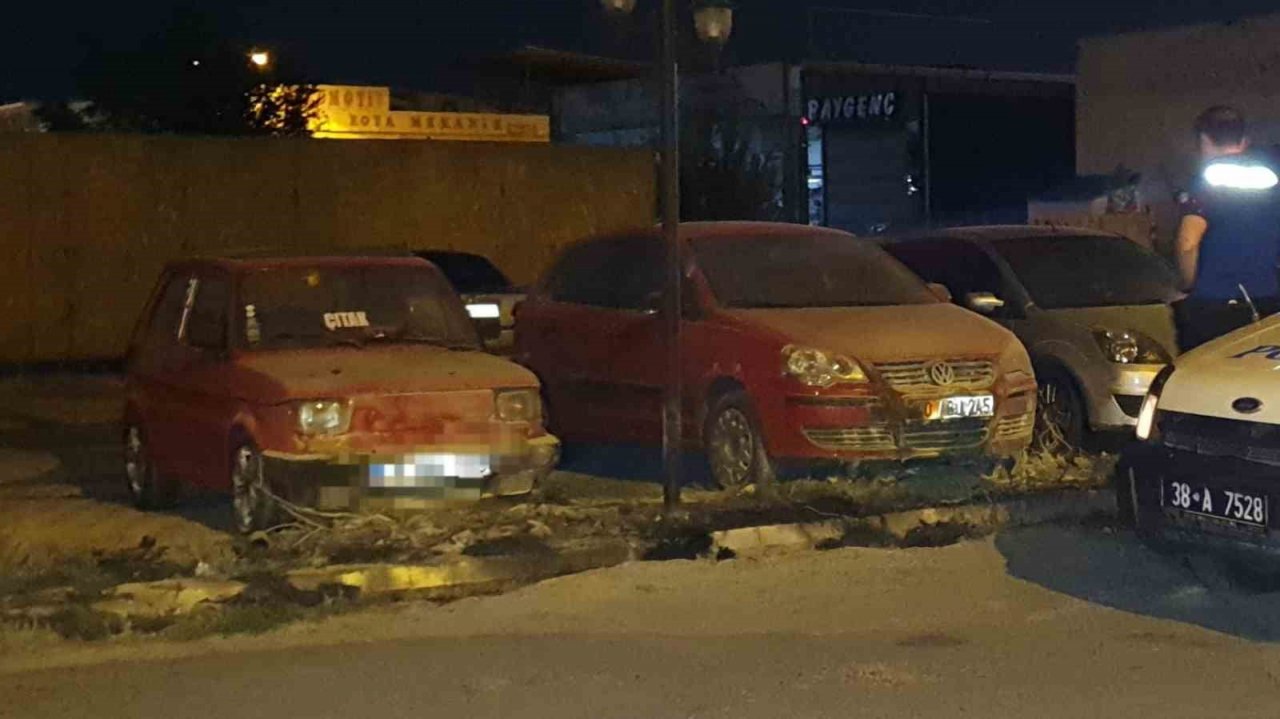 Yol kenarında çıkan ot yangınında park halindeki araçlar zarar gördü