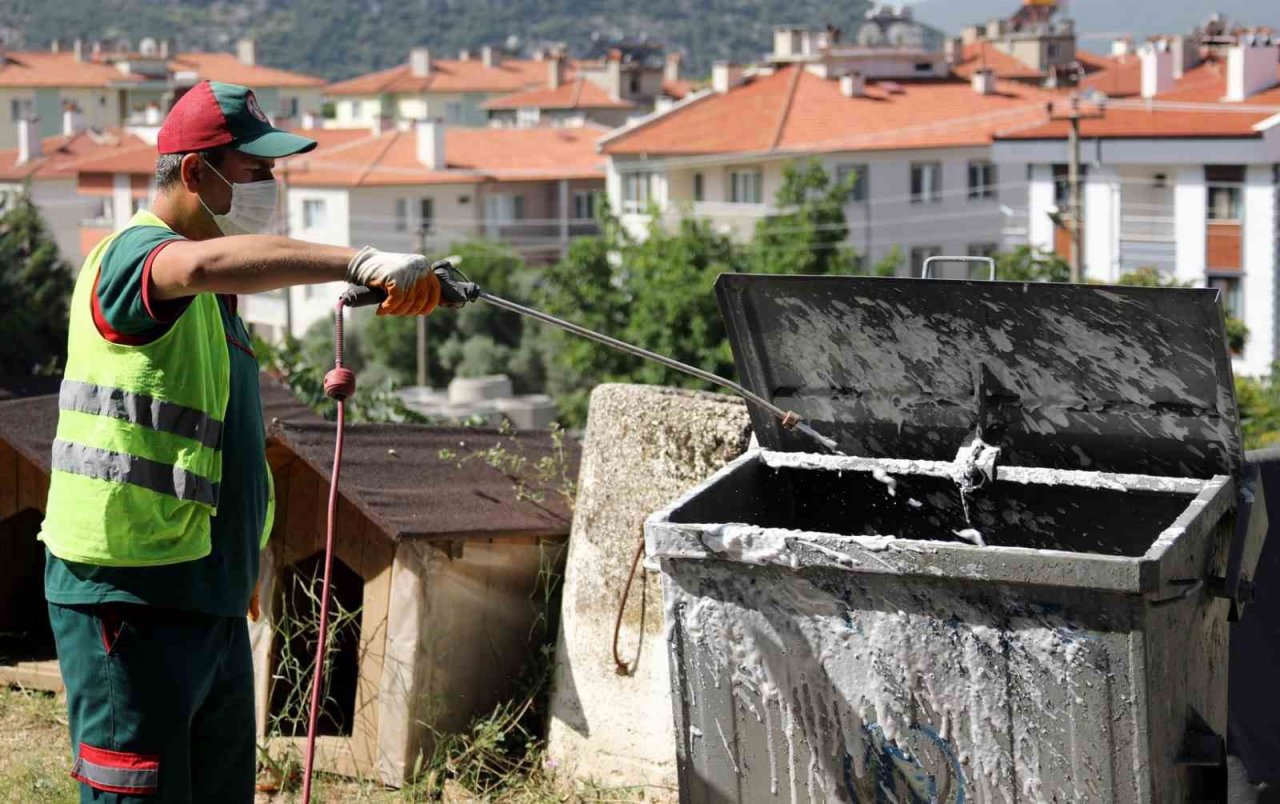Menteşe’de çöp konteynerleri temizleniyor