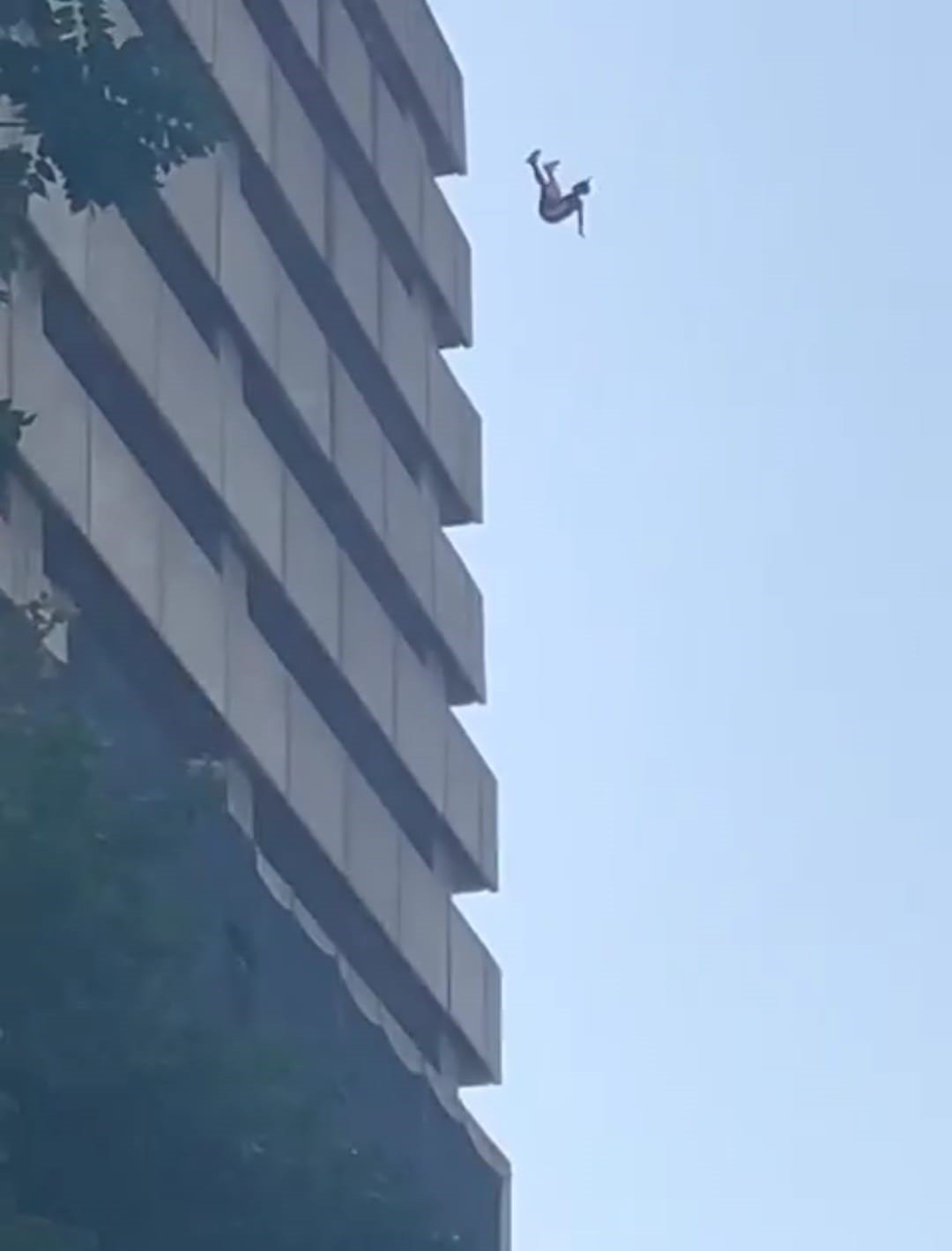 Metrelerce yükseklikten atladı, şans eseri brandanın üstüne düştü