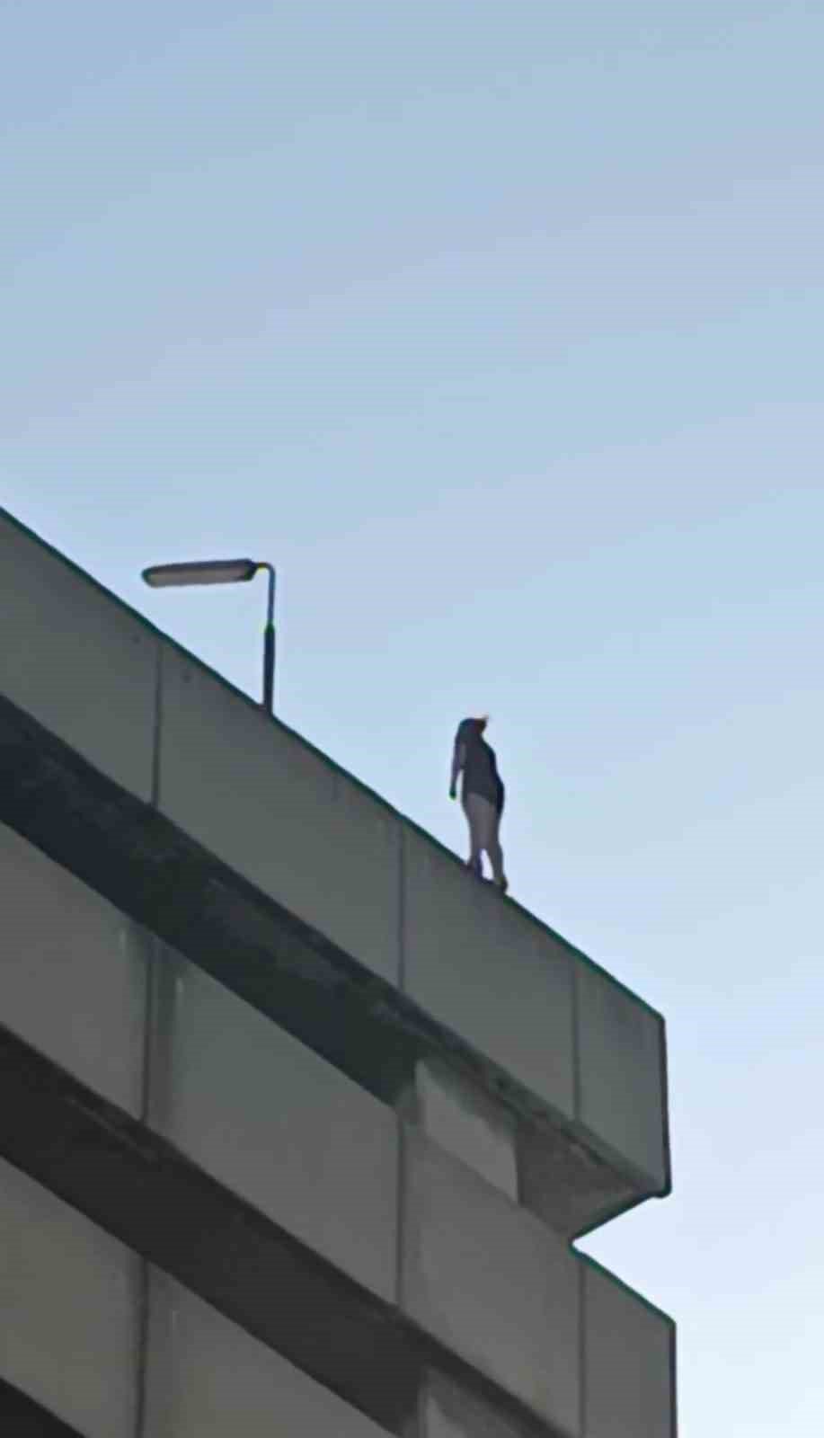 Metrelerce yükseklikten atladı, şans eseri brandanın üstüne düştü