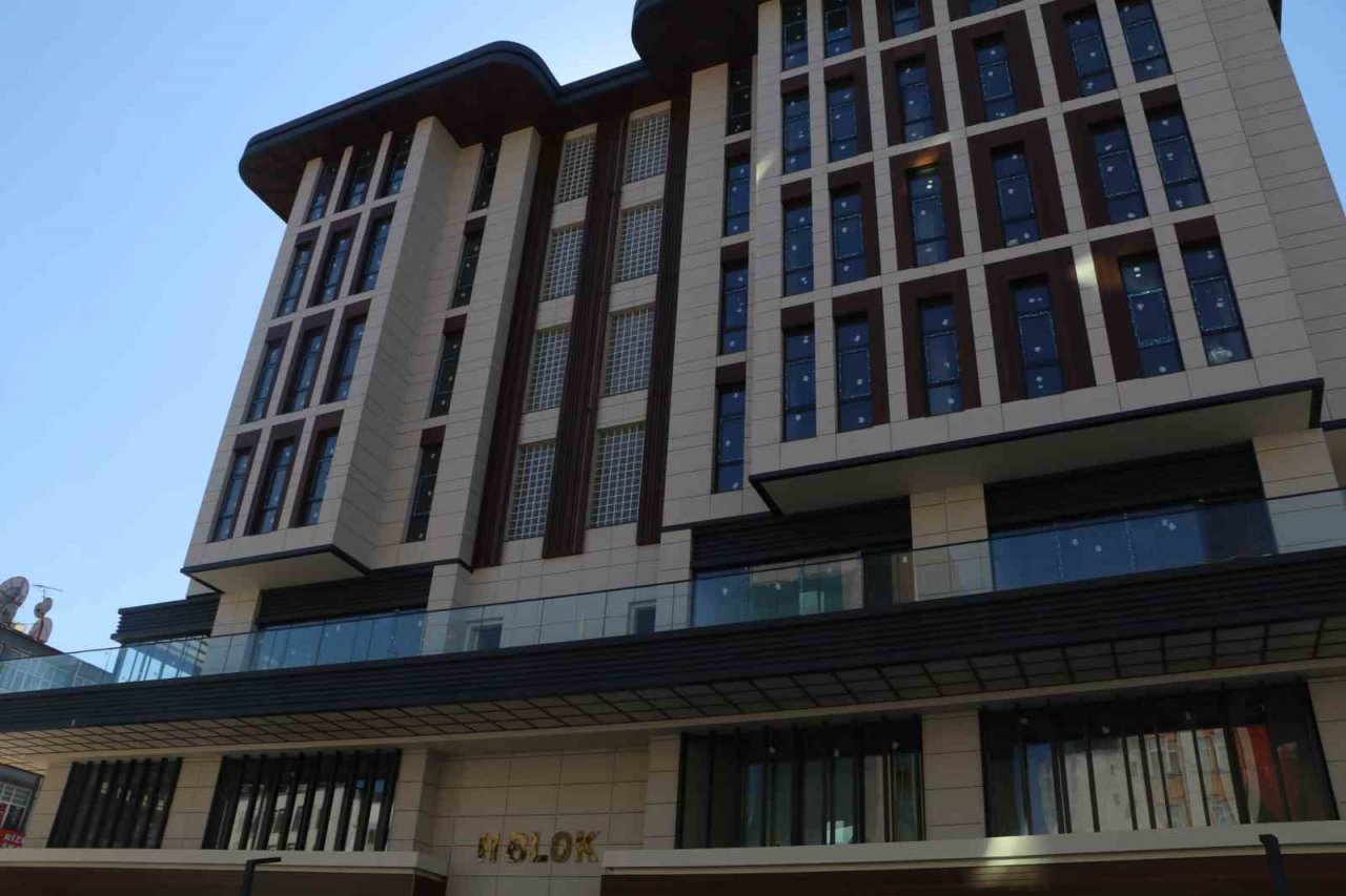 Rize’de kentsel dönüşüm çalışmalarında inşaatında sona gelinen belediye bloklarındaki iş yerleri hak sahiplerine teslim ediliyor