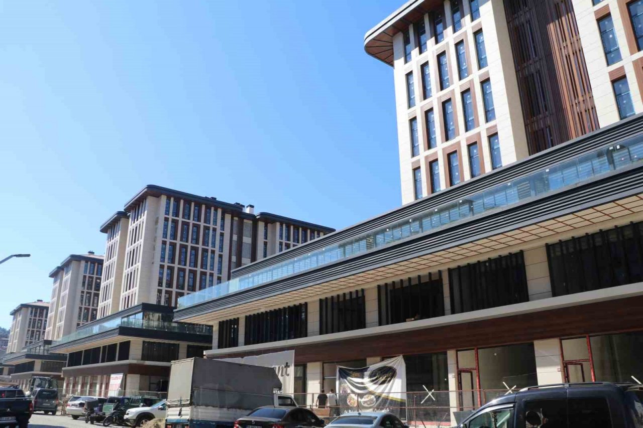 Rize’de kentsel dönüşüm çalışmalarında inşaatında sona gelinen belediye bloklarındaki iş yerleri hak sahiplerine teslim ediliyor