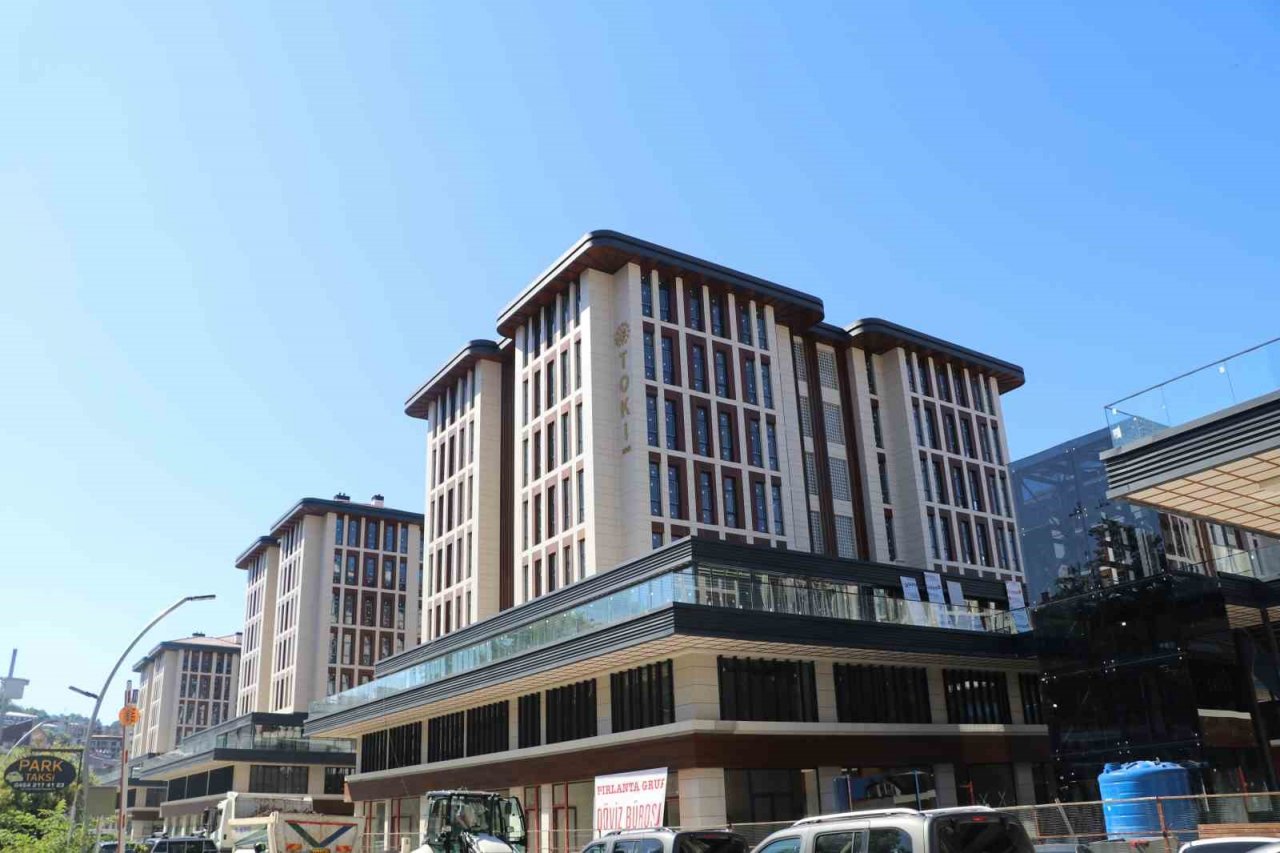 Rize’de kentsel dönüşüm çalışmalarında inşaatında sona gelinen belediye bloklarındaki iş yerleri hak sahiplerine teslim ediliyor