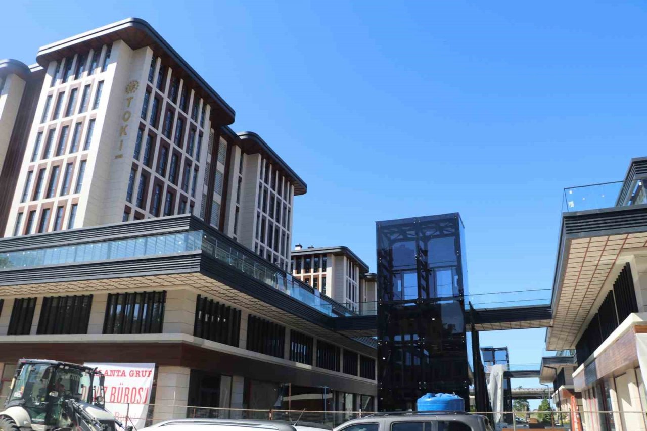 Rize’de kentsel dönüşüm çalışmalarında inşaatında sona gelinen belediye bloklarındaki iş yerleri hak sahiplerine teslim ediliyor