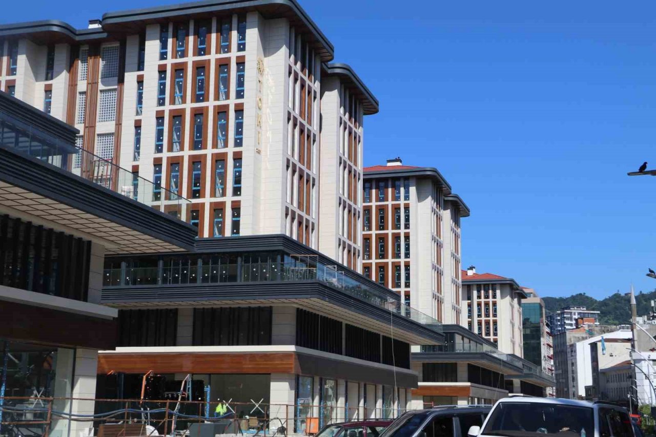 Rize’de kentsel dönüşüm çalışmalarında inşaatında sona gelinen belediye bloklarındaki iş yerleri hak sahiplerine teslim ediliyor