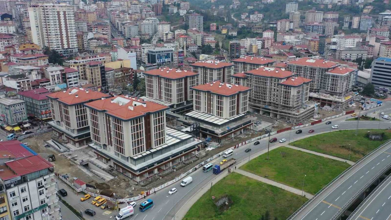 Rize’de kentsel dönüşüm çalışmalarında inşaatında sona gelinen belediye bloklarındaki iş yerleri hak sahiplerine teslim ediliyor