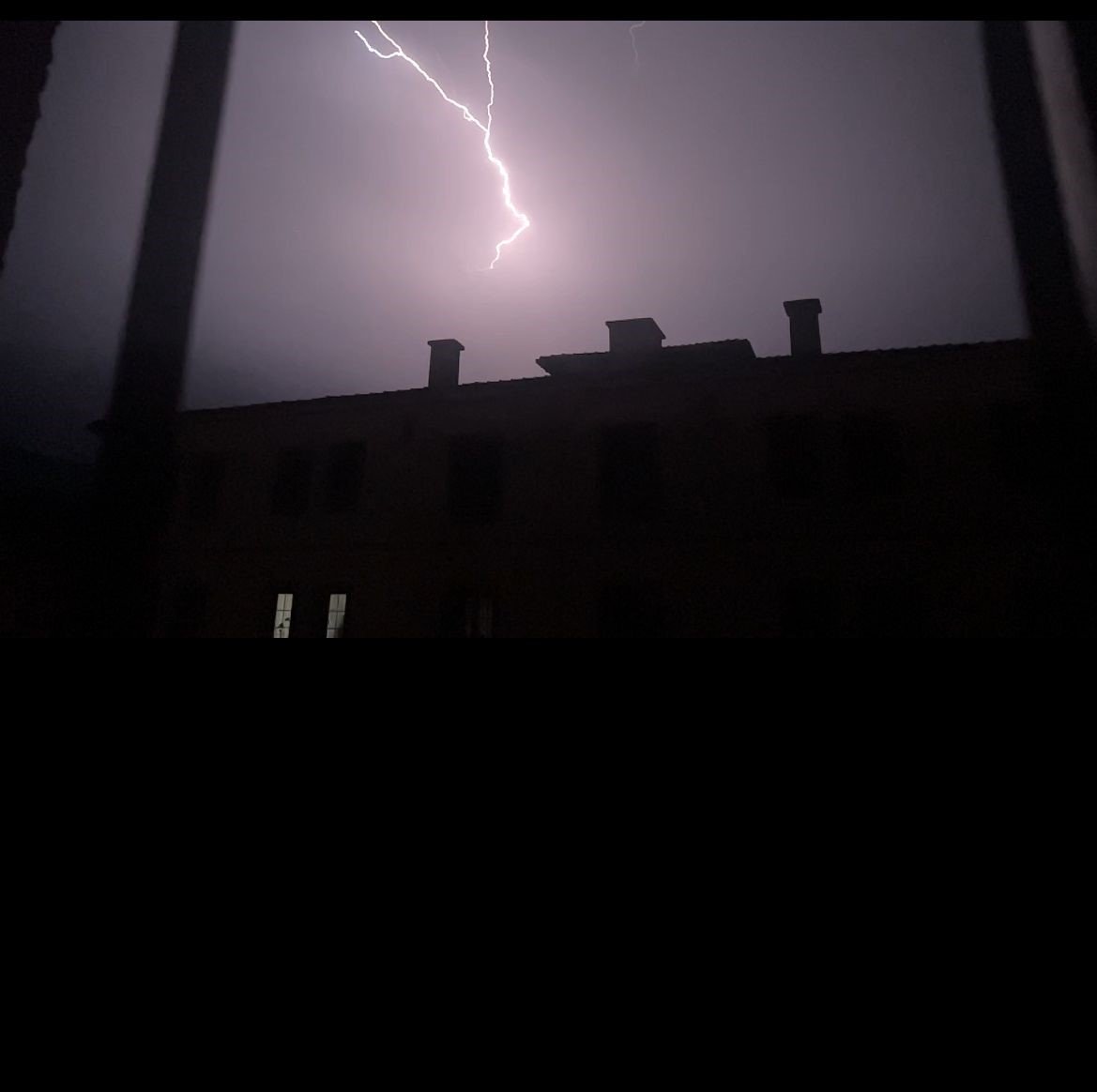 Zonguldak’ta şimşekler geceyi aydınlattı