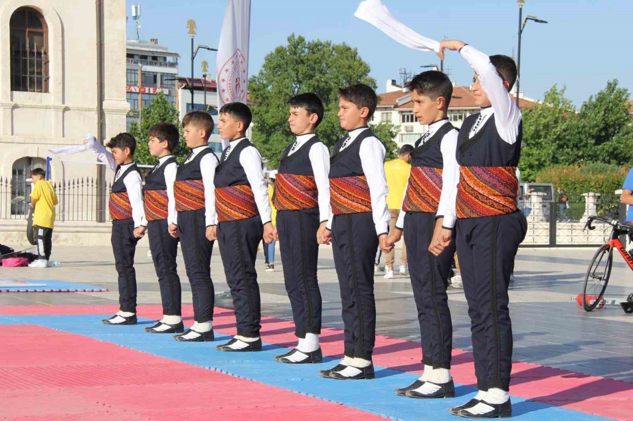 Sivas’ta GSB Spor Okullarında coşkulu açılış