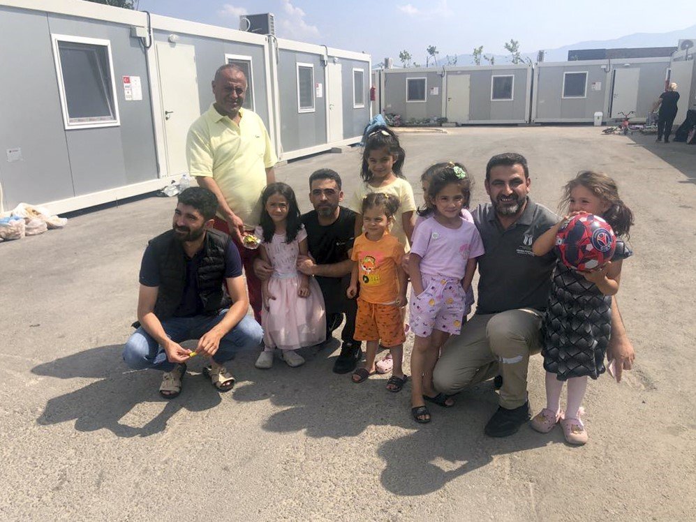 SUBÜ ekibi bayramda depremzedelerin yanındaydı