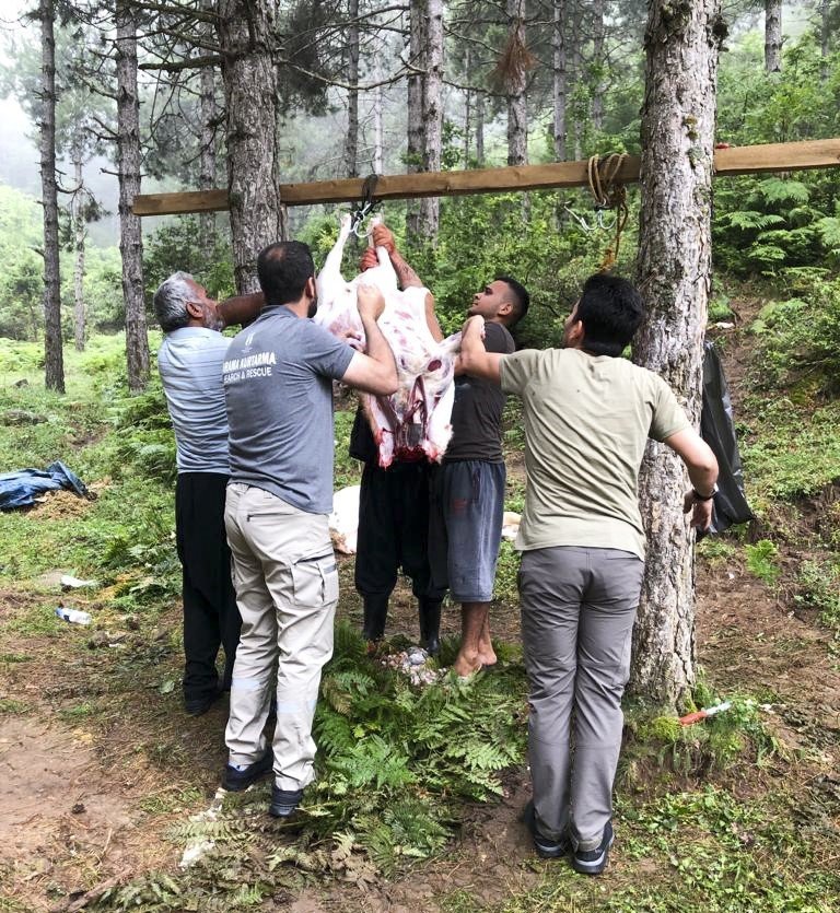 SUBÜ ekibi bayramda depremzedelerin yanındaydı