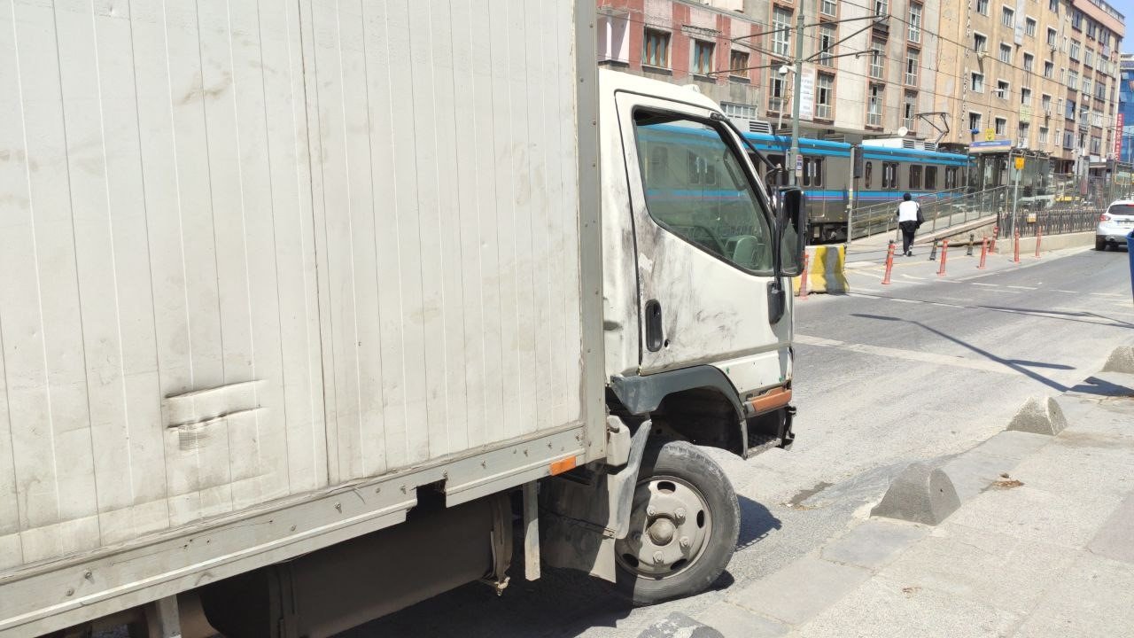 Kaçırıp tur attıkları kamyonetin akülerini çaldılar
