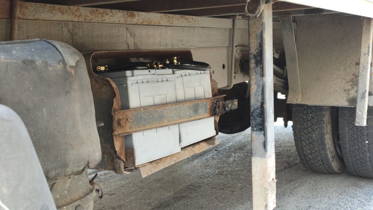 Kaçırıp tur attıkları kamyonetin akülerini çaldılar