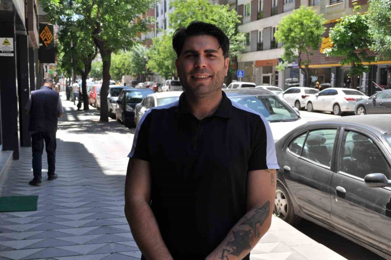 Mobilyacıların yoğun olduğu caddede otopark sıkıntısı yaşanıyor