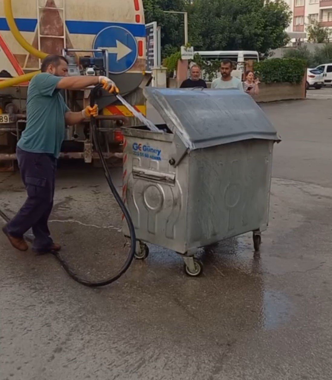 Kozan’da konteynerler bayram sonrası temizleniyor