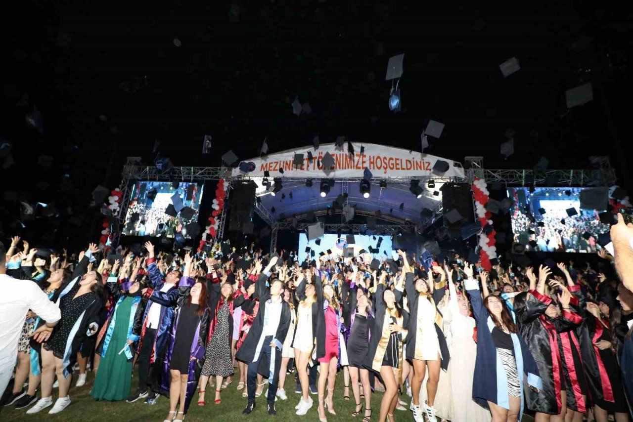 Akdeniz Üniversitesinde mezuniyet heyecanı