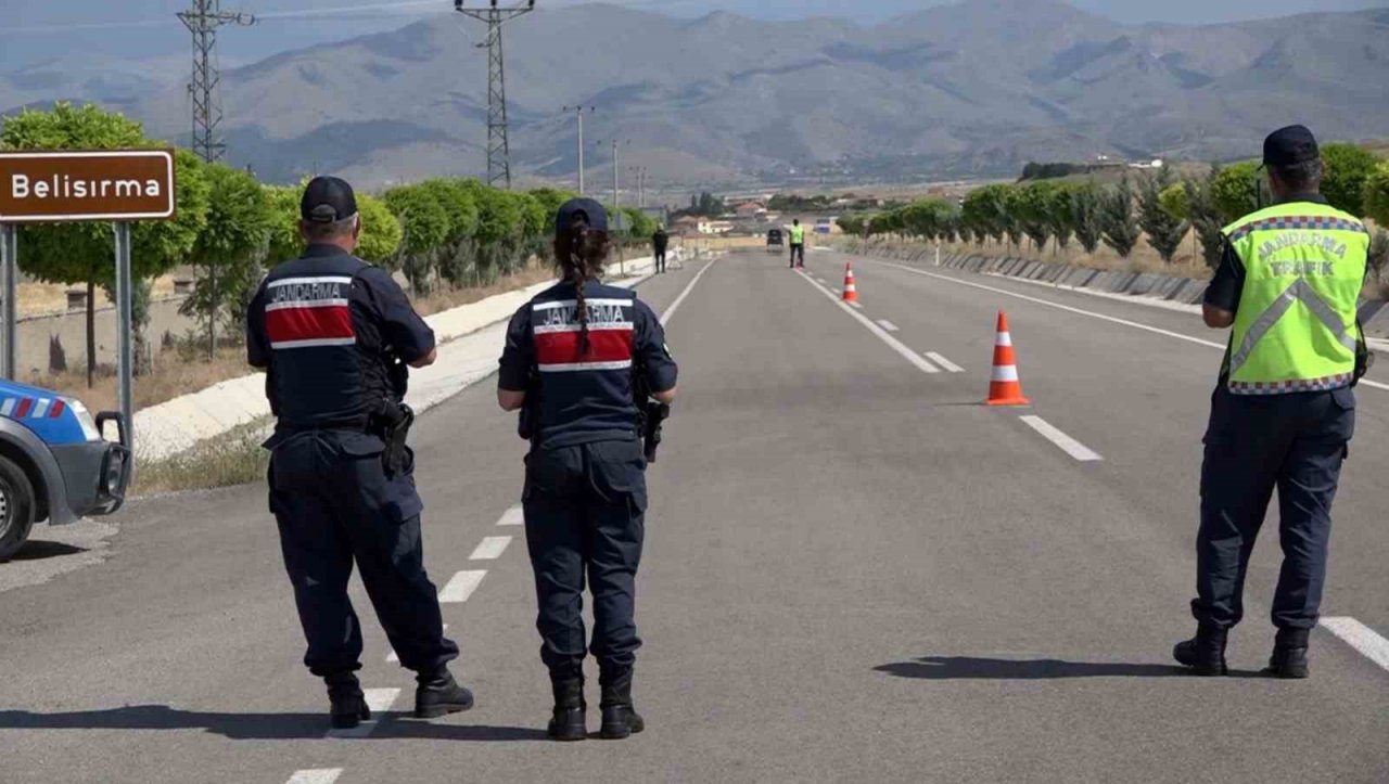 Jandarma 6 ayda 2 bin 897 aranan şahsı yakaladı