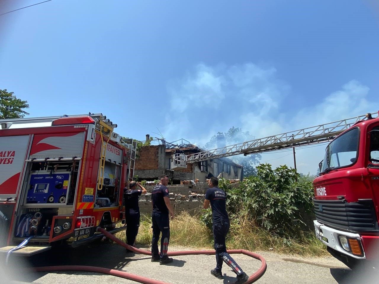 Kardeşlere miras kalan ev alev alev yandı