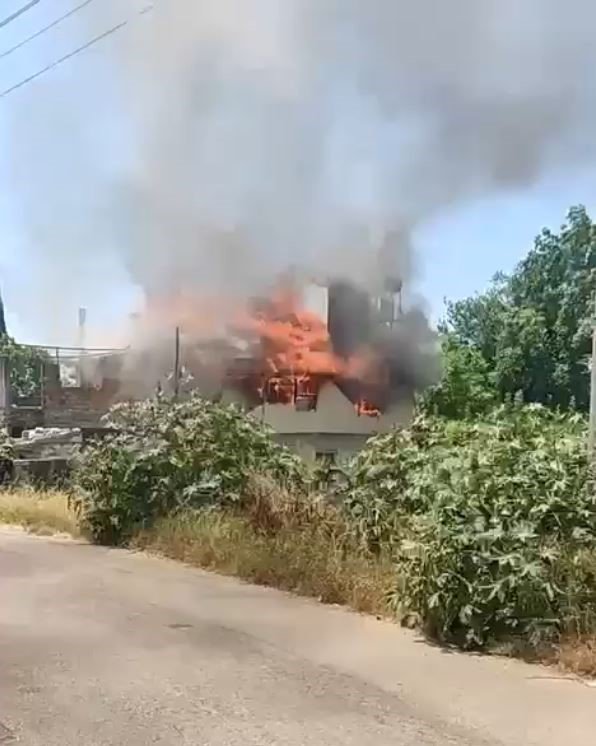 Kardeşlere miras kalan ev alev alev yandı