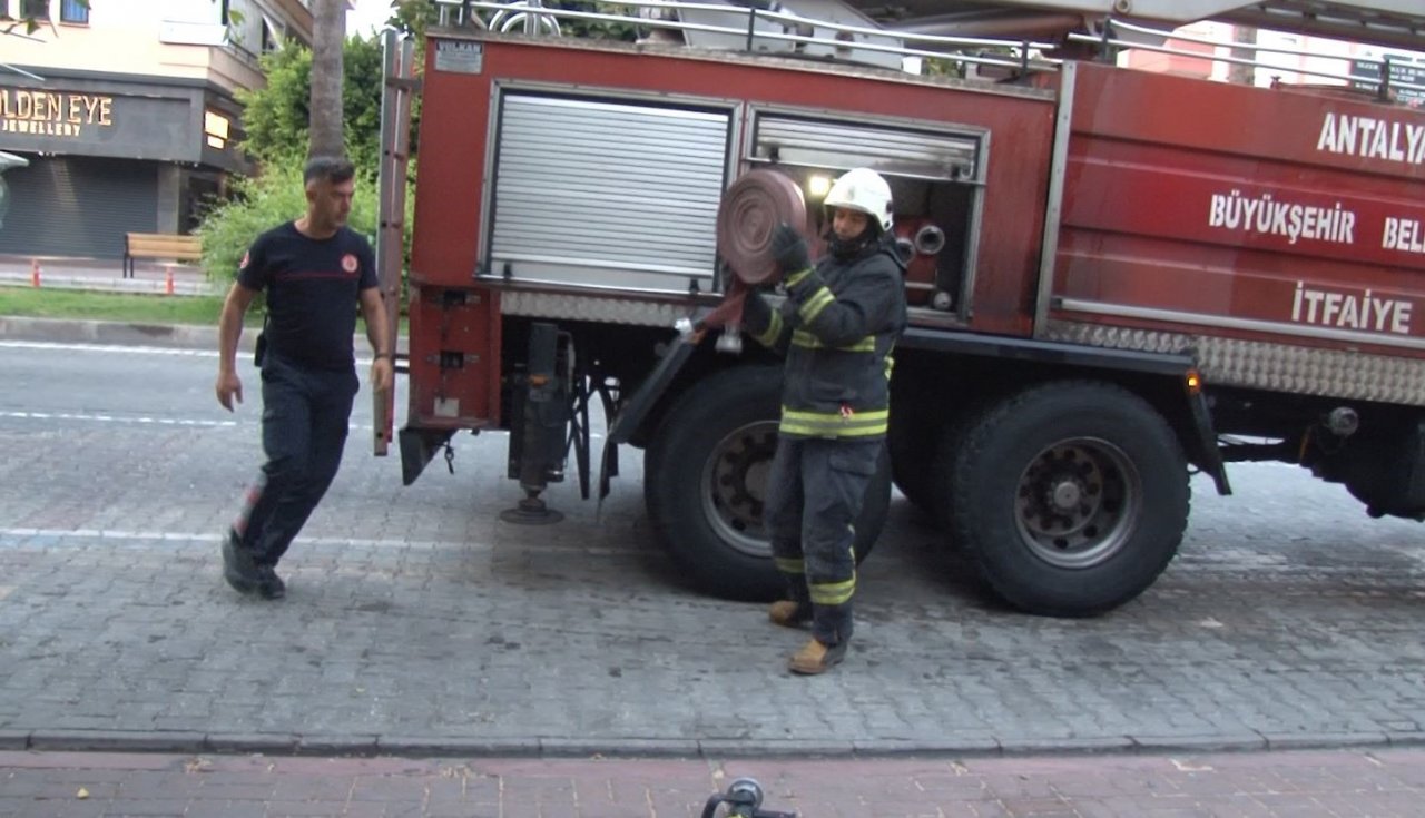 Yangında ‘Duman’ isimli kedi itfaiye erleri tarafından kurtarıldı