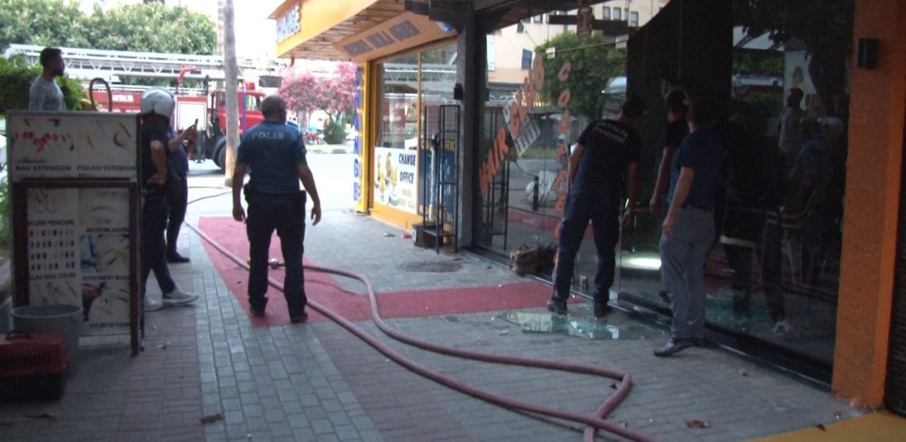 Yangında ‘Duman’ isimli kedi itfaiye erleri tarafından kurtarıldı