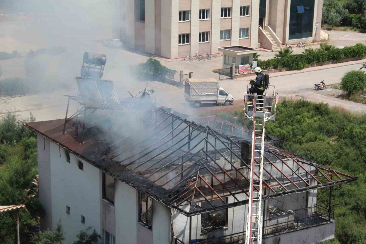 Önce kardeşleriyle tartıştı, sonra evi ateşe verdi