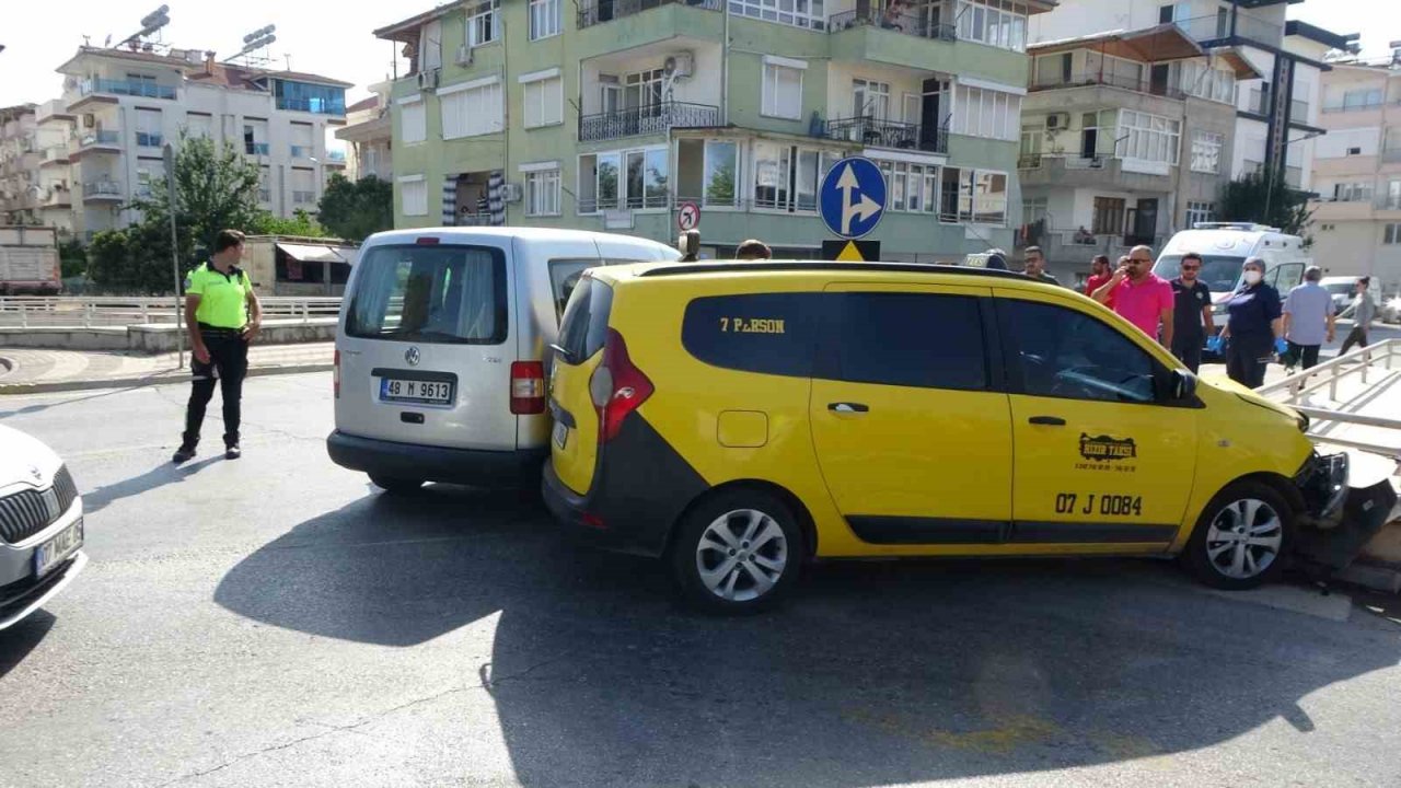 Köprü çıkışında çarpışan araçlar, korkuluğa takıldı