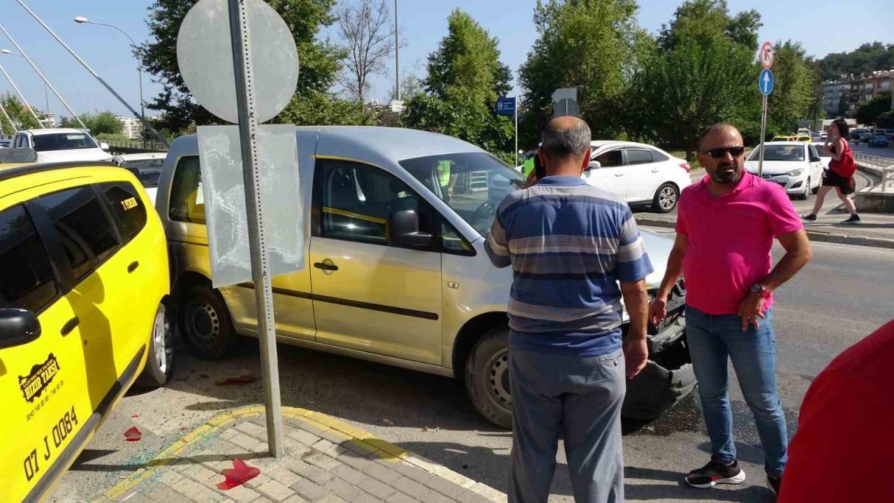 Köprü çıkışında çarpışan araçlar, korkuluğa takıldı