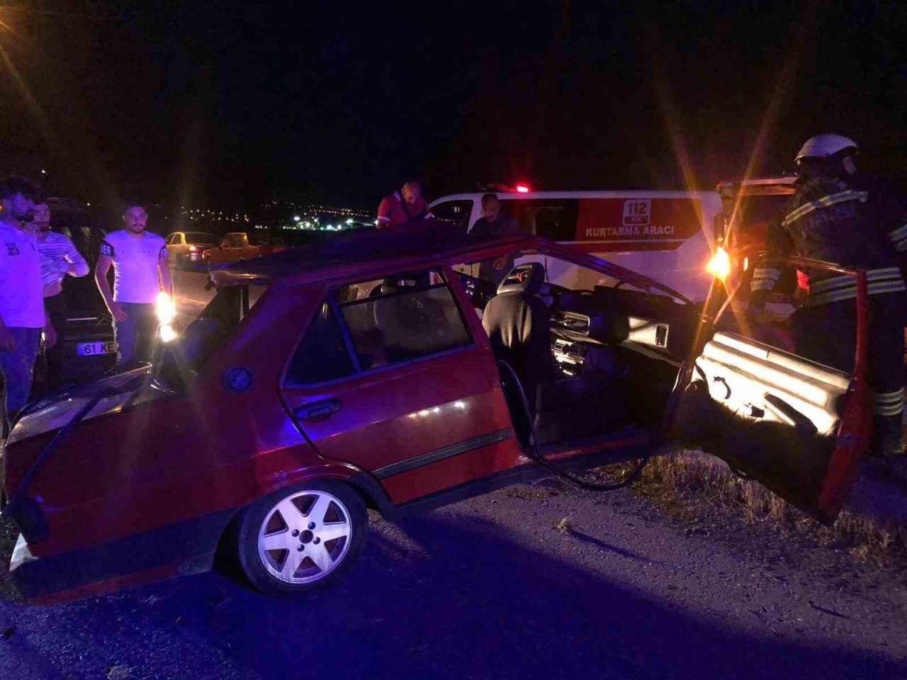 Araçta sıkışan yaralı sürücüyü itfaiye kurtardı