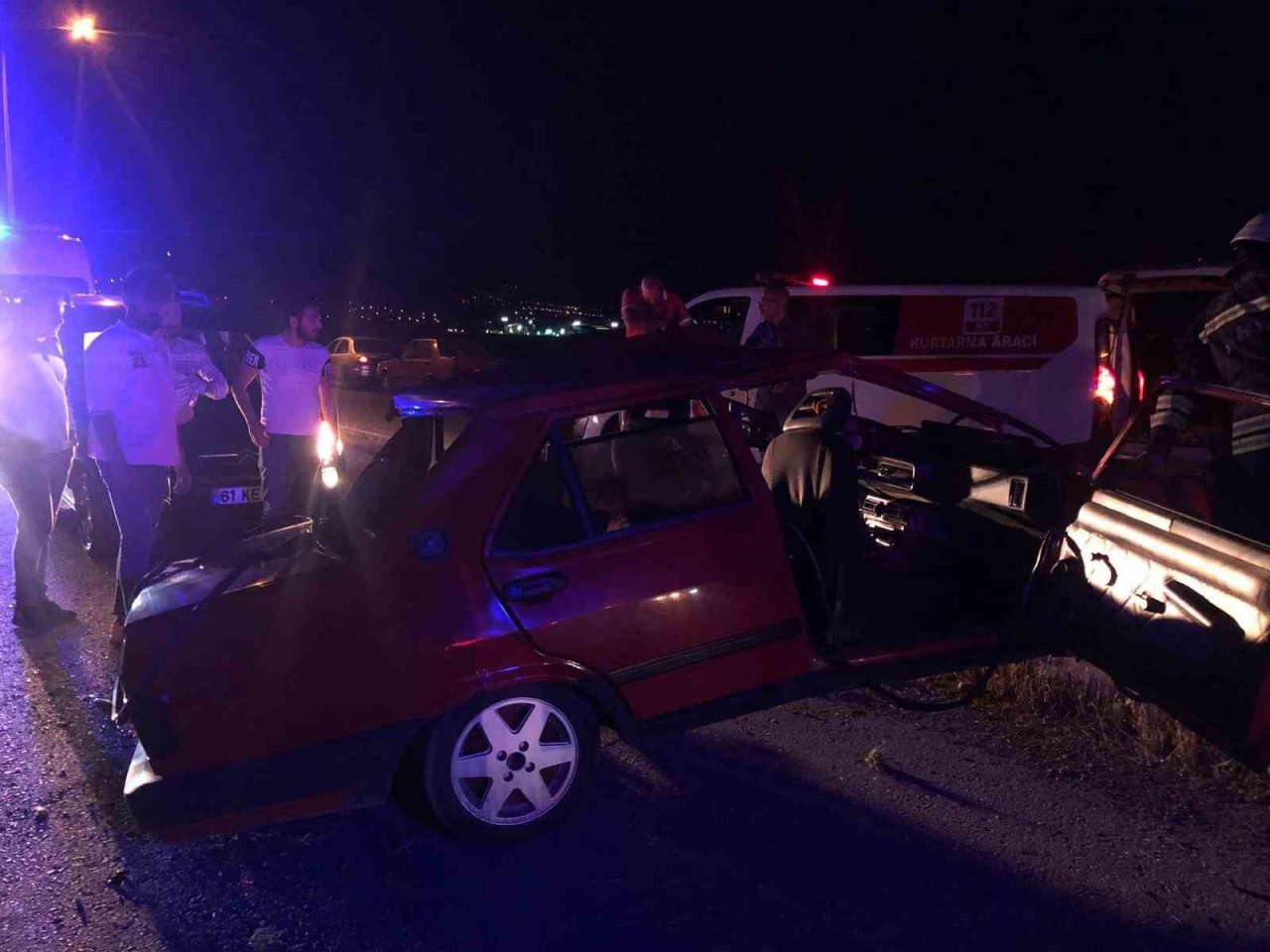 Araçta sıkışan yaralı sürücüyü itfaiye kurtardı