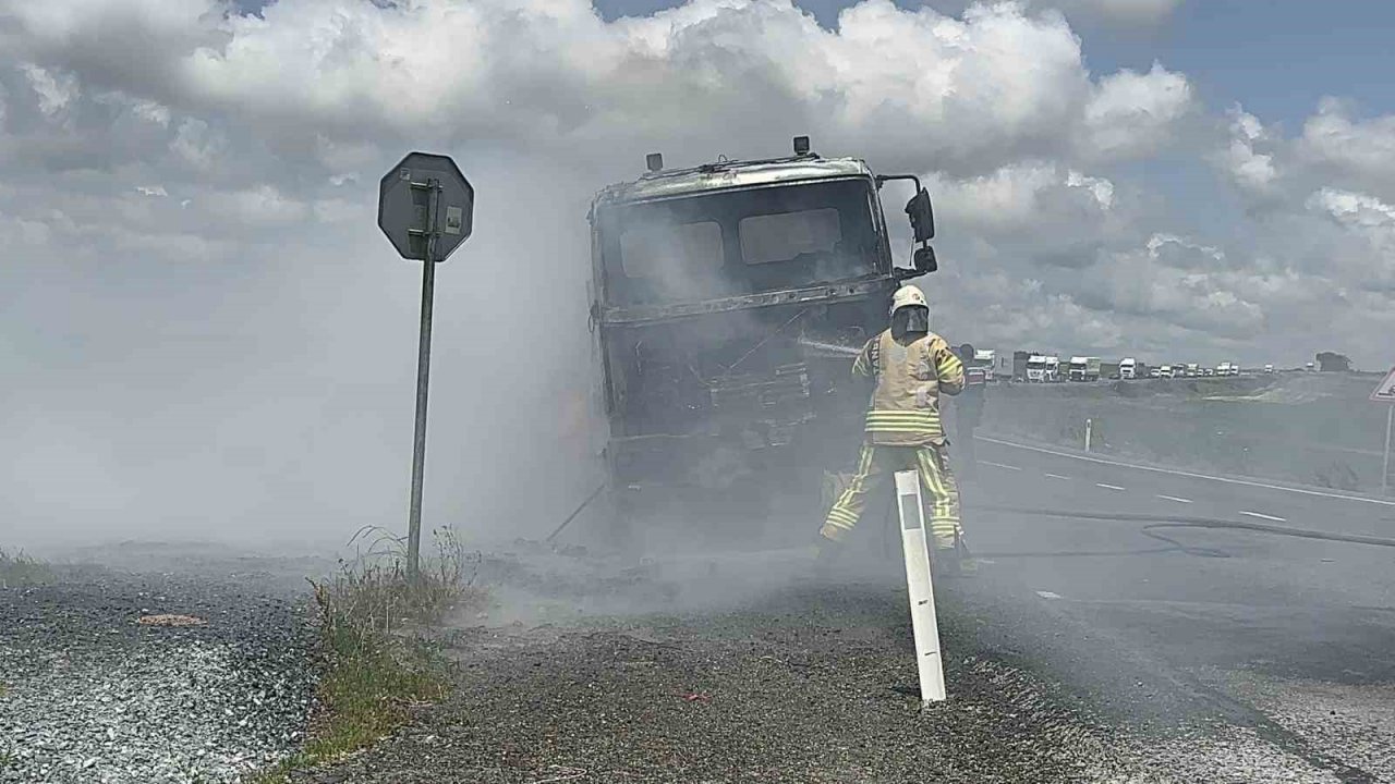 Arnavutköy’de yol bakım aracı alev alev yandı: Ortalık kara dumanla kaplandı