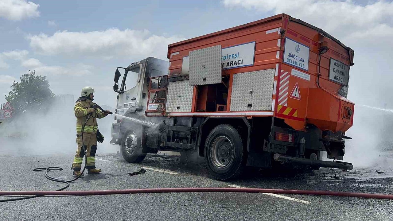 Arnavutköy’de yol bakım aracı alev alev yandı: Ortalık kara dumanla kaplandı