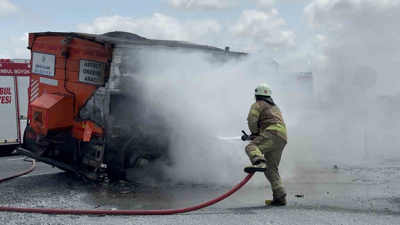 Arnavutköy’de yol bakım aracı alev alev yandı: Ortalık kara dumanla kaplandı