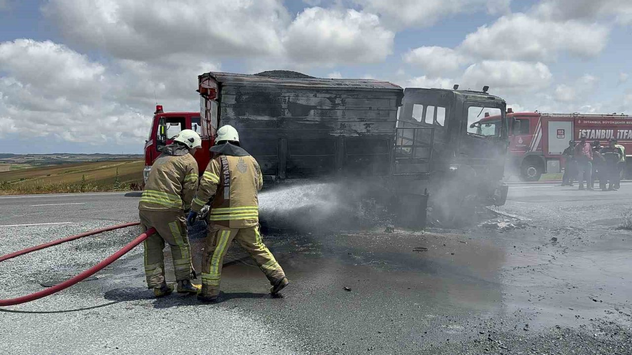 Arnavutköy’de yol bakım aracı alev alev yandı: Ortalık kara dumanla kaplandı