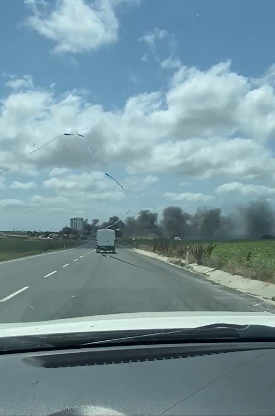 Arnavutköy’de yol bakım aracı alev alev yandı: Ortalık kara dumanla kaplandı